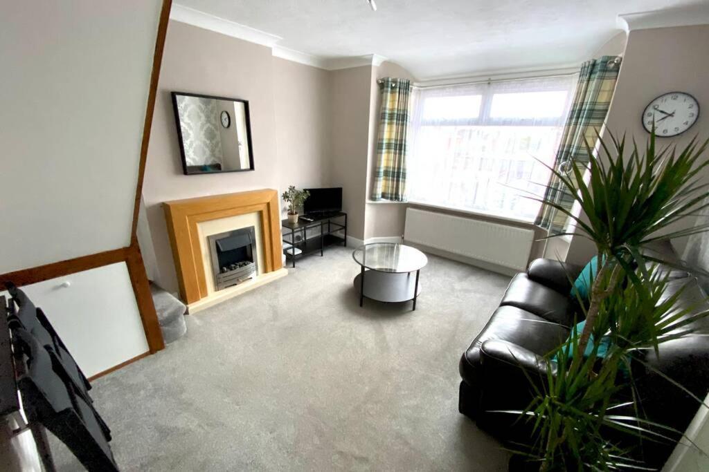 Spacious 2 Bed APT sleeps 4 near Bournemouth Beach Exterior foto
